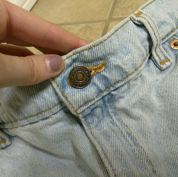 Vintage Levi Relaxed Fit Highwaist Denim Shorts - Picture 6 of 8